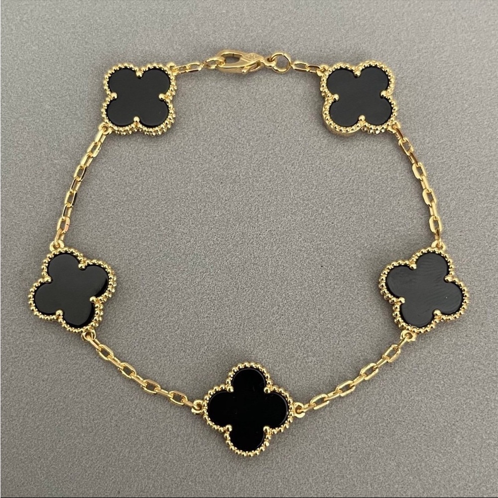 Elegant Gold and Black Clover Bracelet
